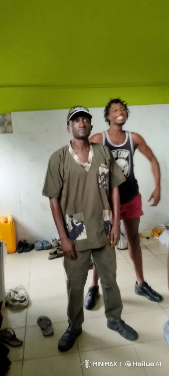 Casual Kung Fu Fight in Room with Green Ceiling – AI Generated Video | Hailuo AI
