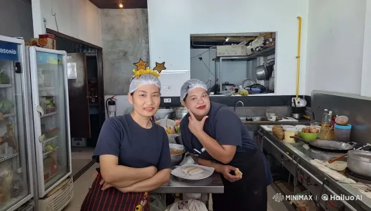 Chefs Demonstrate Dynamic Kungfu in Energetic Kitchen Setting – AI Generated Video | Hailuo AI