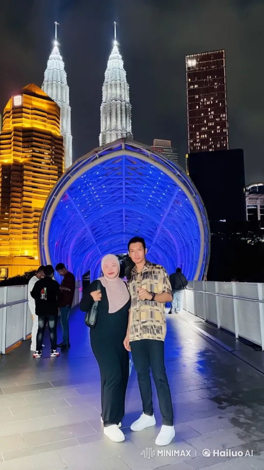 Live2D Animated Kungfu Battle in Illuminated Cityscape – AI Generated Video | Hailuo AI