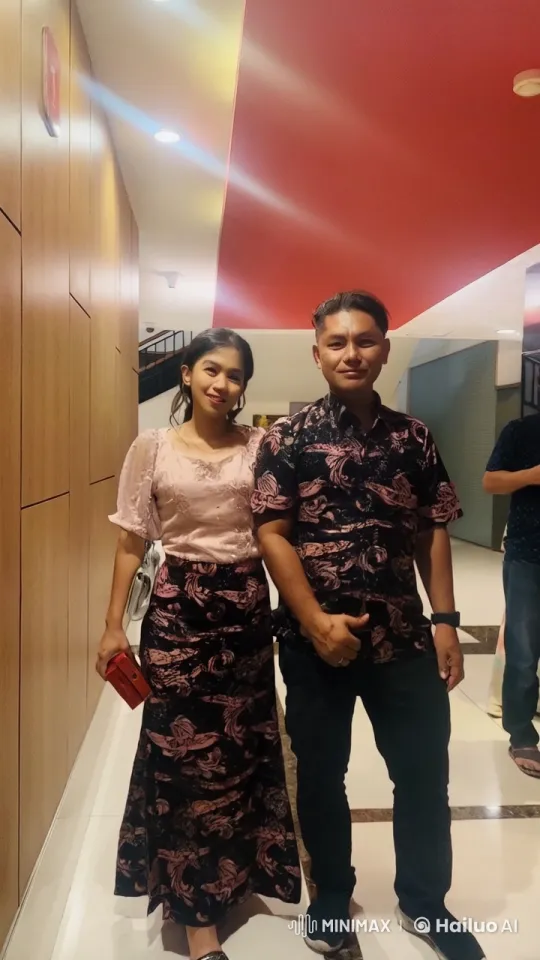 Coordinated Batik-Clad Performers in Energetic Indoor Show – AI Generated Video | Hailuo AI