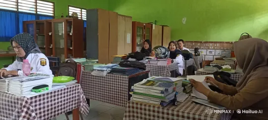 Classroom Chaos: Kungfu Showdown Amidst Disarray – AI Generated Video | Hailuo AI