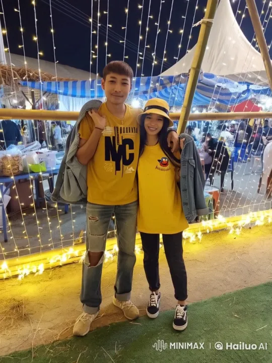 Couple at Festive Night Market in Live2D Animation – AI Generated Video | Hailuo AI