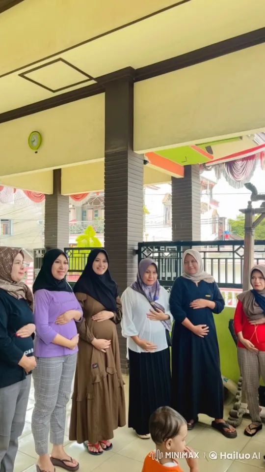 Women Practicing Kungfu in Traditional Attire – AI Generated Video | Hailuo AI