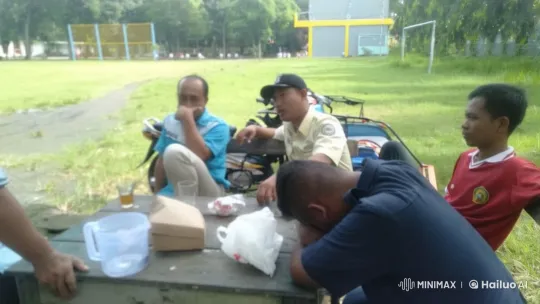 Outdoor Commotion Over Food at Playground – AI Generated Video | Hailuo AI