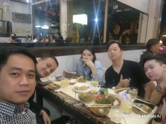Friends Enjoy Meal, Initiate Playful Food Fight in Bustling Restaurant – AI Generated Video | Hailuo AI