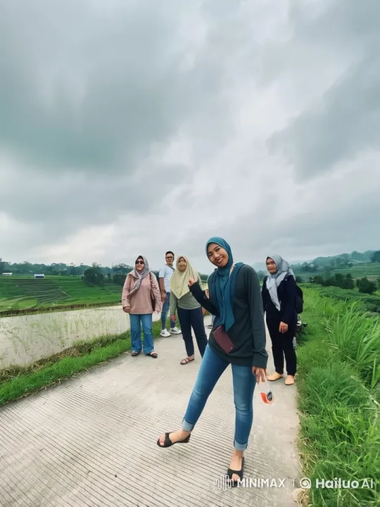 Woman Performs Joget Kungfu Dance in Scenic Rice Terraces – AI Generated Video | Hailuo AI