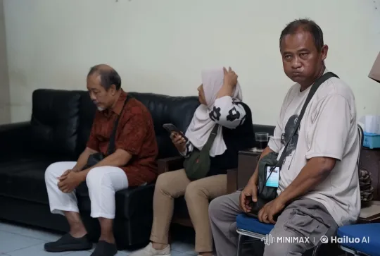 Live2D Animation: Waiting Room Scene with Whimsical Fight – AI Generated Video | Hailuo AI