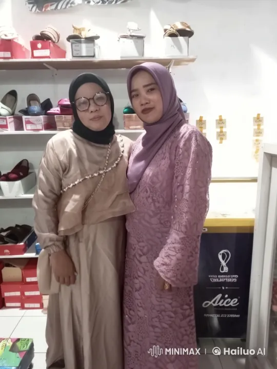 Elegant Women in Traditional Attire Engage in Kung Fu Combat in Shoe Store – AI Generated Video | Hailuo AI