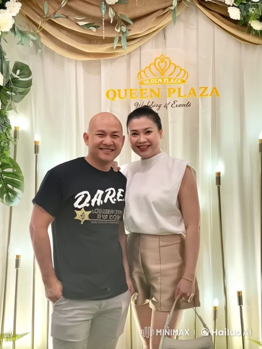 Live2D Animated Couple Demonstrates Dynamic Moves at Queen Plaza – AI Generated Video | Hailuo AI
