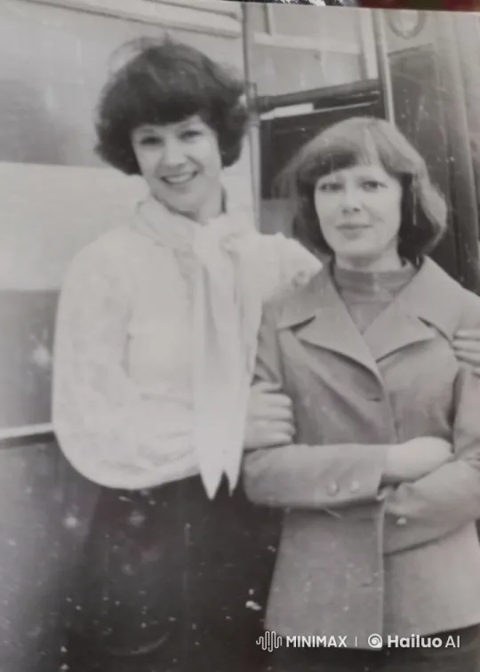 Vintage-Clothed Women Embrace in Nostalgic Setting – AI Generated Video | Hailuo AI