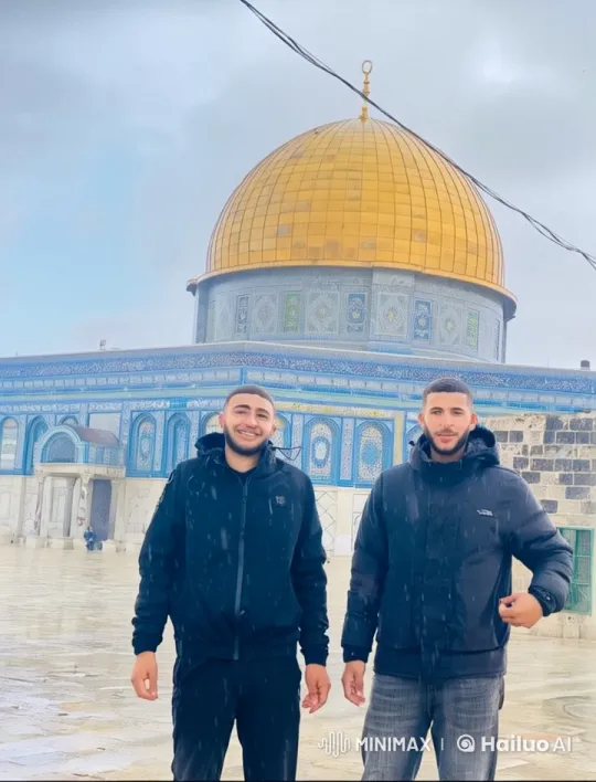 Men Escape Lion in Front of the Dome of the Rock – AI Generated Video | Hailuo AI