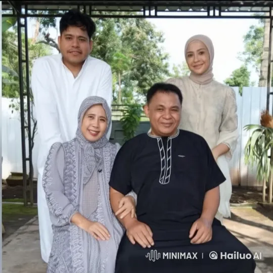 Family Portrait in Traditional Attire with Lush Garden Background – AI Generated Video | Hailuo AI