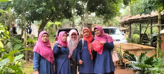 Five Women Practicing Kung Fu in a Lush Garden – AI Generated Video | Hailuo AI