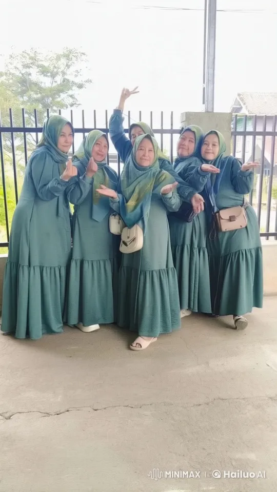 Green-Clad Women Perform Synchronized Kung Fu Dance – AI Generated Video | Hailuo AI