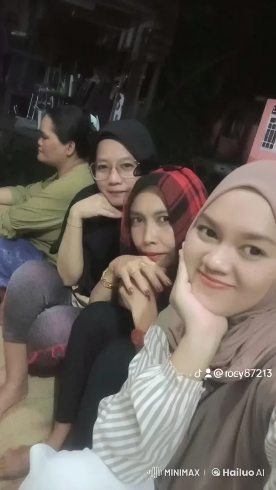 Relaxed Group Chat in Animated Live2D Setting – AI Generated Video | Hailuo AI