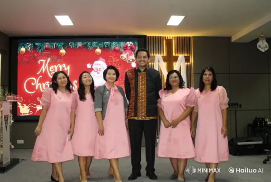 Festive Group Poses for Christmas Celebration Video – AI Generated Video | Hailuo AI