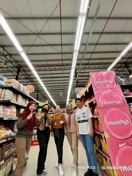 Live2D Martial Arts Display in Supermarket Aisle – AI Generated Video | Hailuo AI