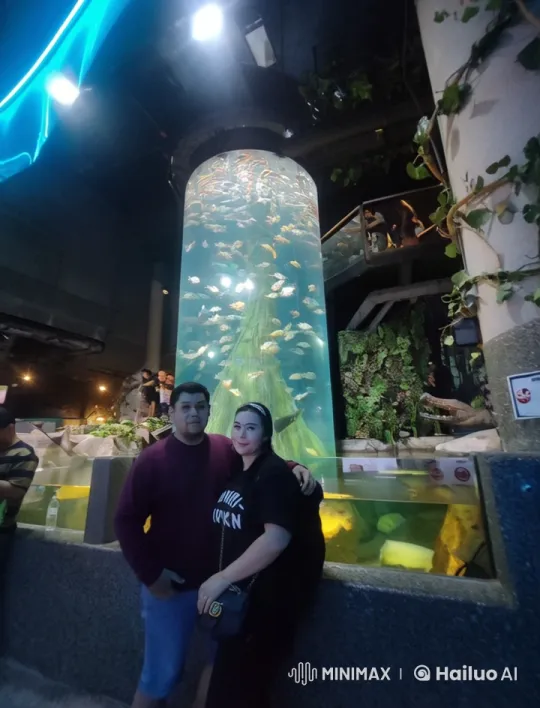 Couple Practices Kung Fu in Vibrant Aquarium Setting – AI Generated Video | Hailuo AI