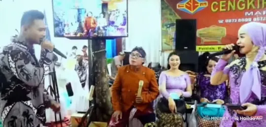 Vibrant Kung Fu Demonstration by Performers in Traditional Attire – AI Generated Video | Hailuo AI