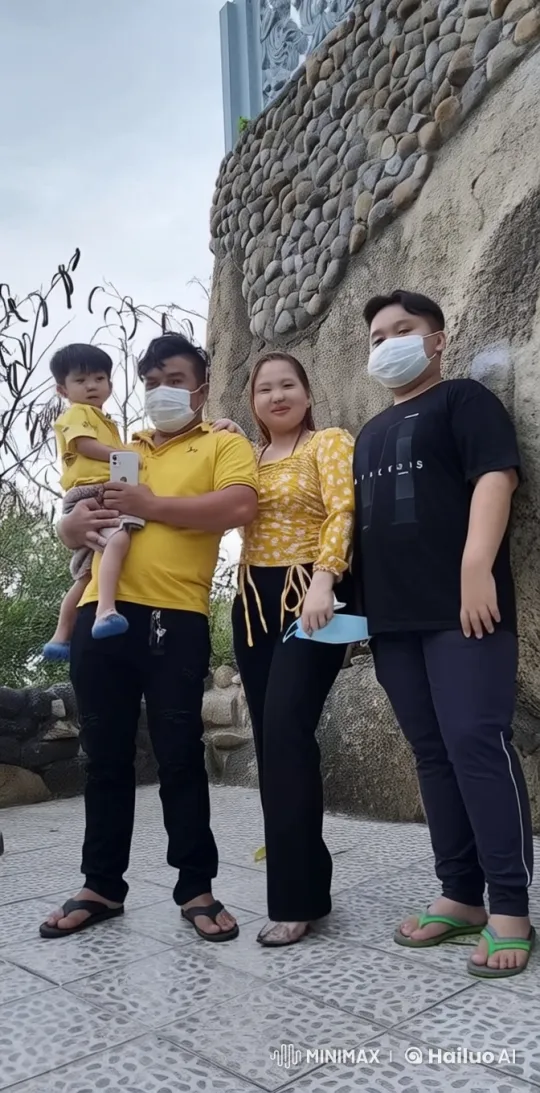 Family Demonstrates Martial Arts Bonding in Live2D Animation – AI Generated Video | Hailuo AI