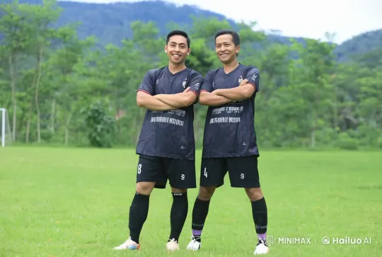 Soccer Field Kung Fu Showdown: Dynamic Moves in Greenery – AI Generated Video | Hailuo AI