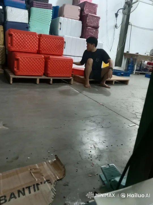 Animated Warehouse Fight: Man's Dynamic Kungfu Moves – AI Generated Video | Hailuo AI