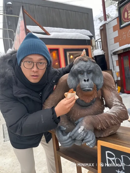 Person and Animated Ape Statue Engage in Kung Fu Battle – AI Generated Video | Hailuo AI
