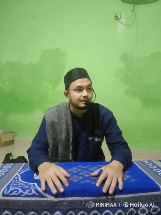 Lecturer Engages Audience in Green-Walled Room – AI Generated Video | Hailuo AI