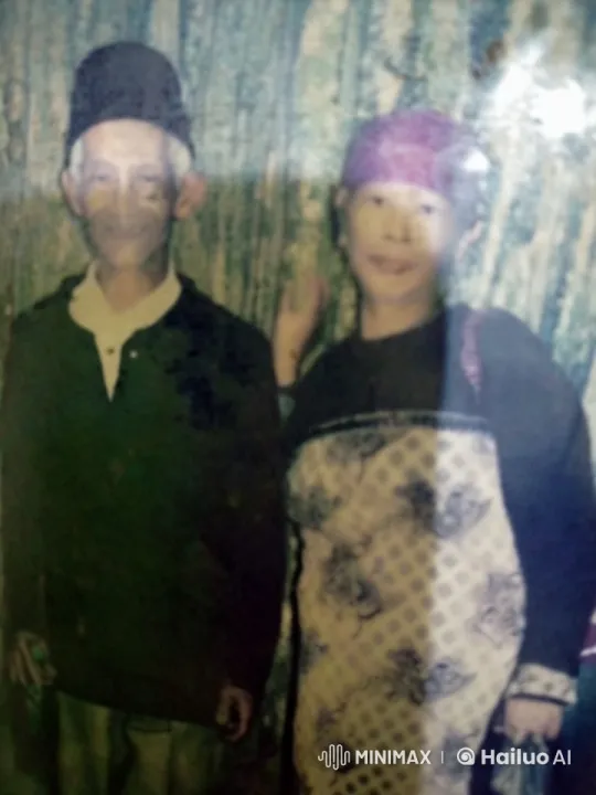 Affectionate Couple in Traditional Attire in Warm Scene – AI Generated Video | Hailuo AI