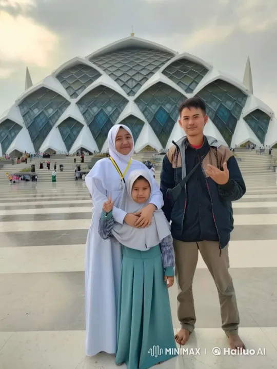 Family Demonstrates Martial Arts in Modern Architectural Setting – AI Generated Video | Hailuo AI