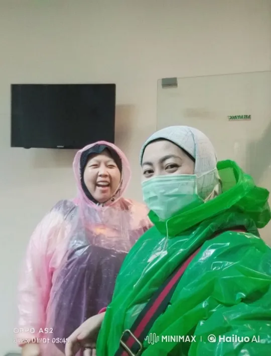 Indoor Kung Fu Fight Between Two Poncho-Wearing Individuals – AI Generated Video | Hailuo AI