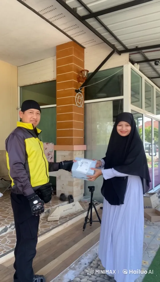 Woman in Hijab and Delivery Person Engage in Martial Arts Showdown – AI Generated Video | Hailuo AI