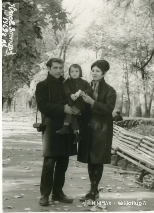 Nostalgic Family Scene in Autumn Park – AI Generated Video | Hailuo AI