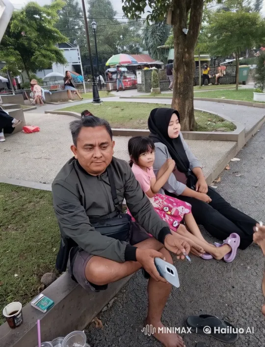 Kungfu Family Relaxing in a Bustling Park – AI Generated Video | Hailuo AI