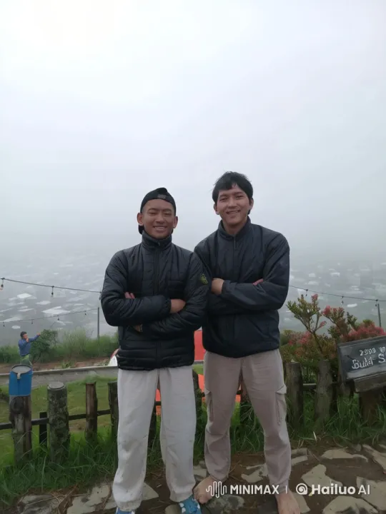 Mist-Filled Mountain Fight: Bruce Lee-Inspired Martial Arts Display – AI Generated Video | Hailuo AI
