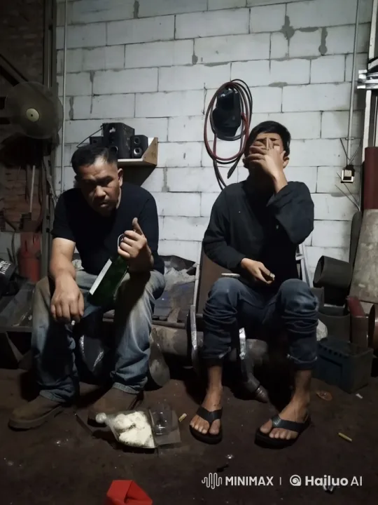Industrial Workshop Fight Escalates in Live2D Animation – AI Generated Video | Hailuo AI