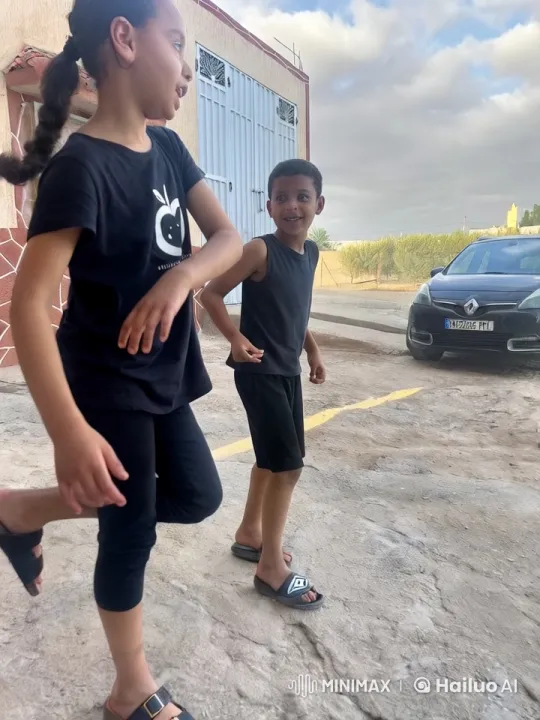 Children Play with Lion and Giraffe – AI Generated Video | Hailuo AI