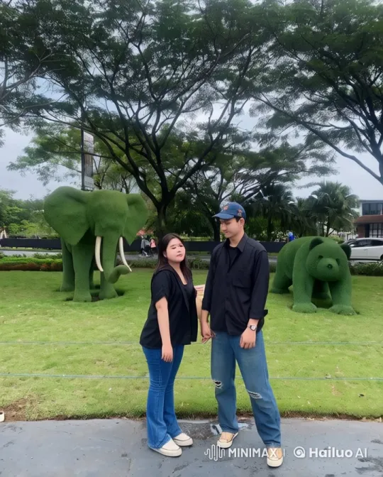 Couple Engages in Intense Kungfu Battle Amidst Topiary Garden – AI Generated Video | Hailuo AI
