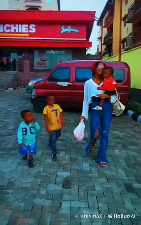 Family Stroll Transforms into Impressive Kung Fu Display – AI Generated Video | Hailuo AI