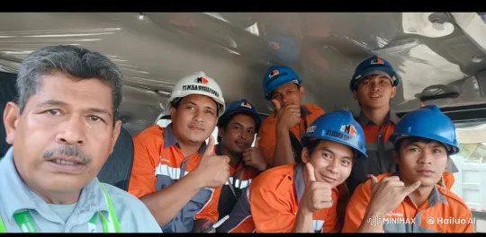 Workers in Uniform Display Camaraderie and Enthusiasm in Live2D Animation – AI Generated Video | Hailuo AI