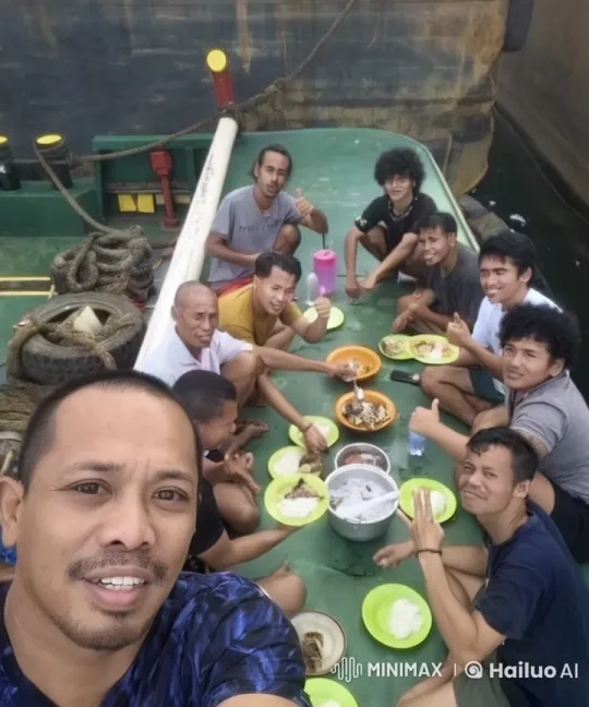 Friends Enjoy Meal and Wing Chun Demo on Boat – AI Generated Video | Hailuo AI