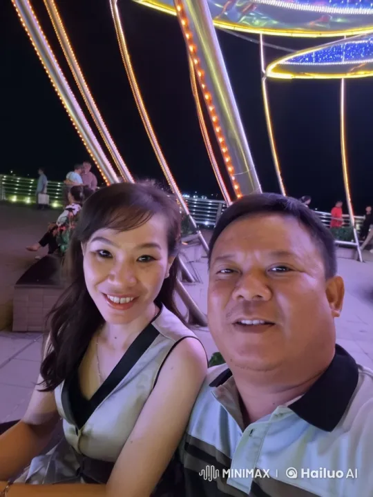 Amusement Park Night: Couple's Joyful Encounter – AI Generated Video | Hailuo AI