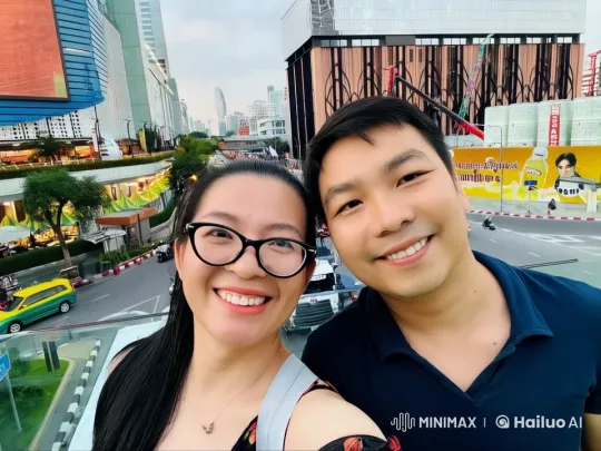 Urban Romance: Couple's Tender Moment in Bustling City – AI Generated Video | Hailuo AI