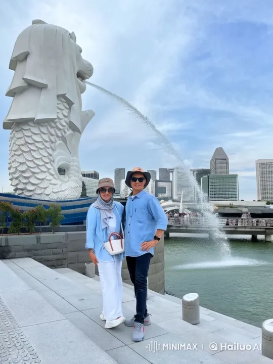 Ayah and Bunda Enjoying Singapore's Iconic Merlion – AI Generated Video | Hailuo AI