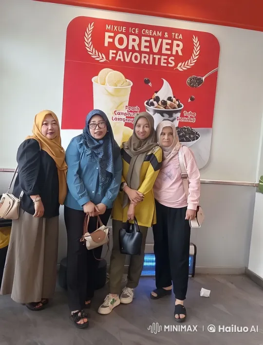 Four Women Perform Kung Fu in Ice Cream Shop Setting – AI Generated Video | Hailuo AI
