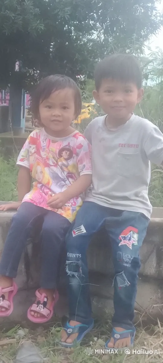 Children Mimic Martial Arts Duel on Concrete Ledger – AI Generated Video | Hailuo AI