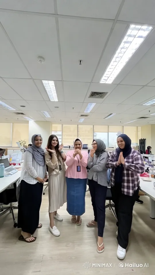 Office Women Perform Kung Fu in Live2D Animation – AI Generated Video | Hailuo AI