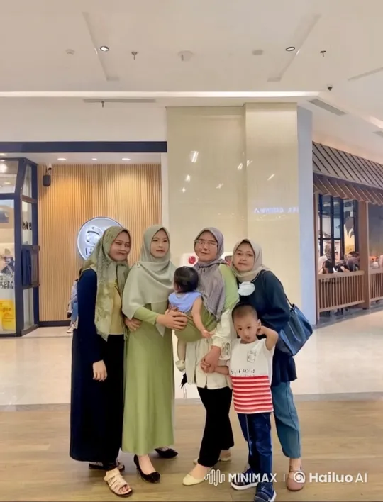 Women Perform Impressive Kung Fu in Shopping Mall – AI Generated Video | Hailuo AI