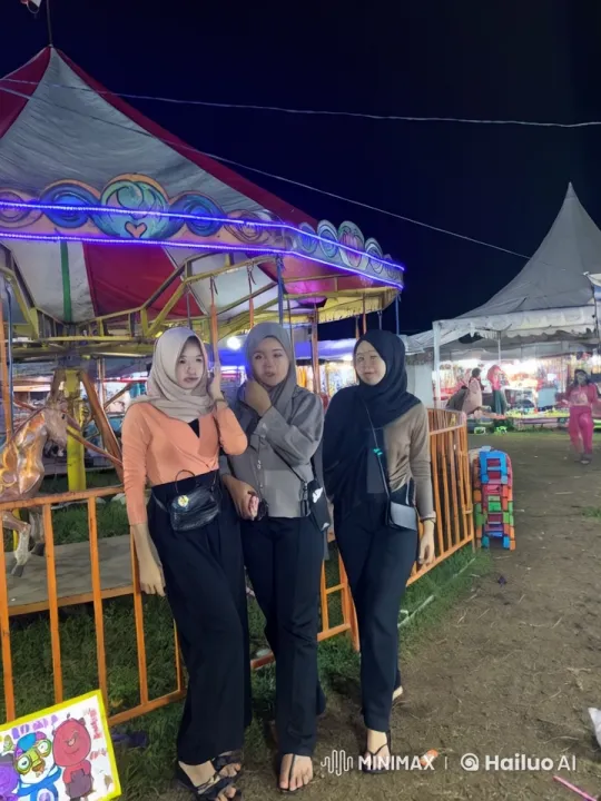 Nighttime Funfair: Wing Chun Masters in Motion – AI Generated Video | Hailuo AI
