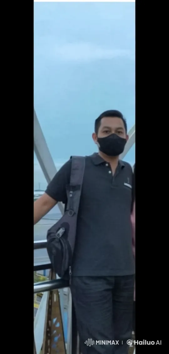 Kungfu Master Demonstrates Athletic Prowess on Bridge – AI Generated Video | Hailuo AI